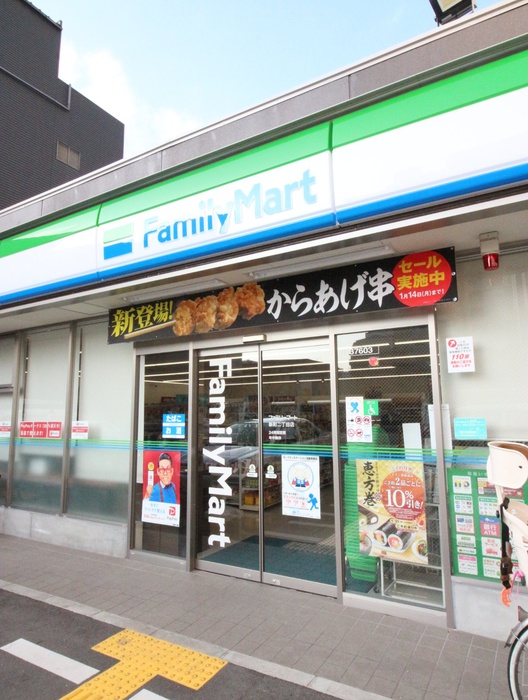 コンビニ　ファミリーマート（コンビニ）まで330m