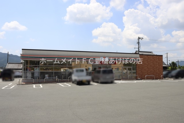 コンビニ　セブンイレブン新城上平井店（コンビニ）まで711m