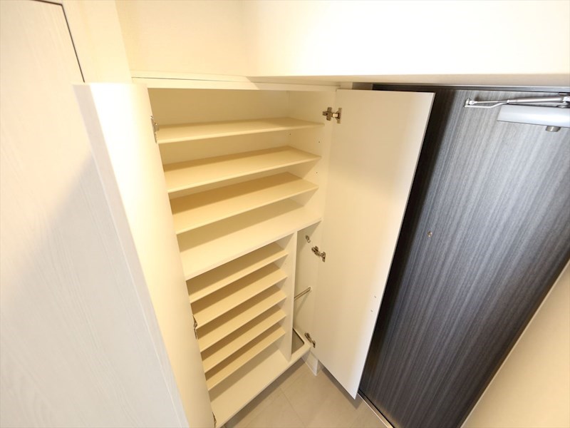 玄関　玄関　シューズボックス付（収納充実してます）