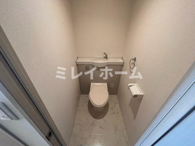 トイレ　同建物内、別のお部屋の参考写真になります。