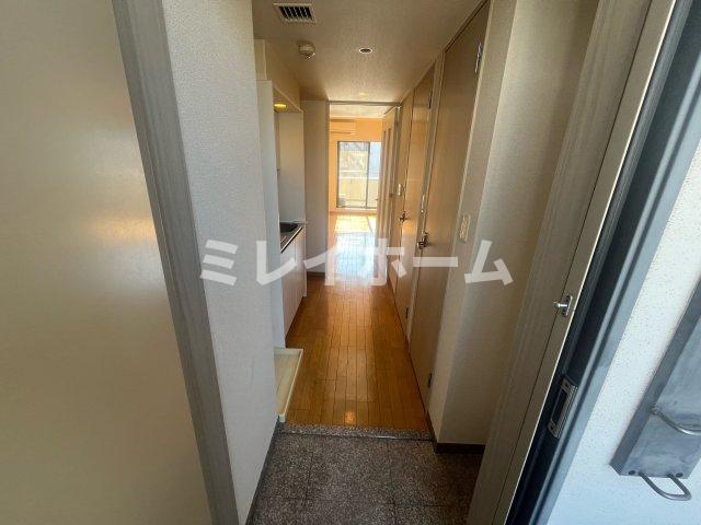 玄関　同建物内、別のお部屋の参考写真になります。