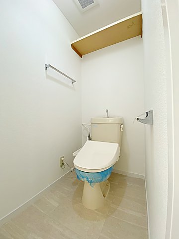 トイレ　落ち着いた色調のトイレです