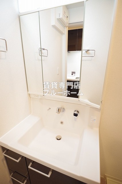 洗面設備　収納付き三面鏡独立洗面台！