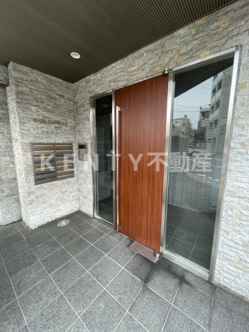 エントランス　落ち着いたエントランスです