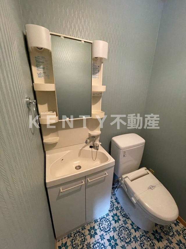 洗面設備　明るい洗面所です