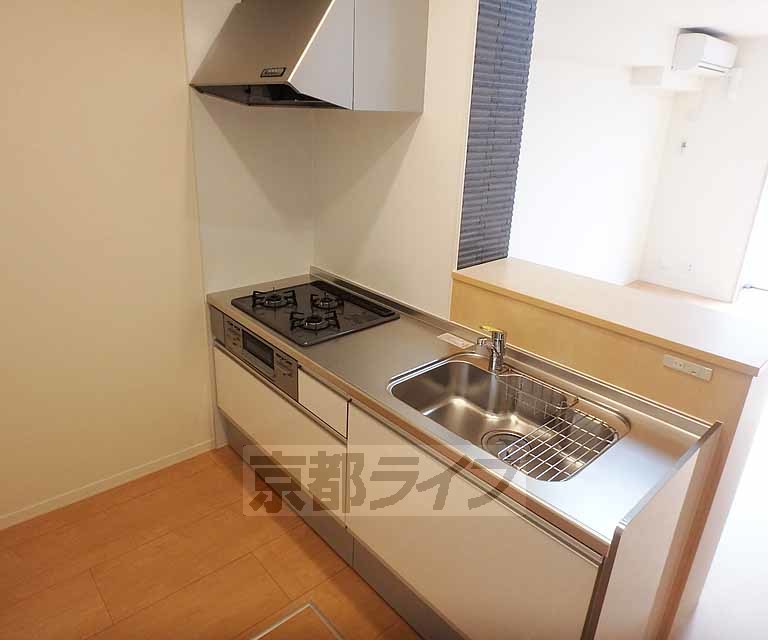 キッチン　壁に向かわず炊事ができます