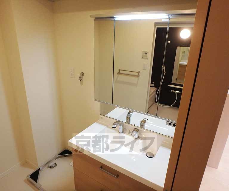 洗面設備　大きな鏡が使いやすい