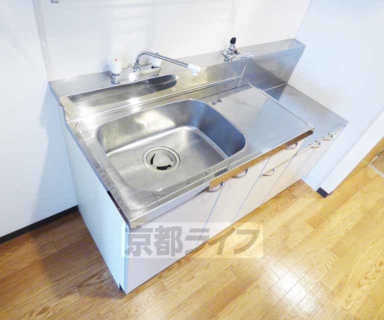 キッチン　二口コンロ設置可能。