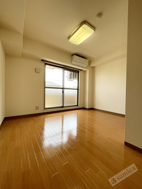 バルコニー　内装は落ち着いています。おおきな窓で明るさを演出。