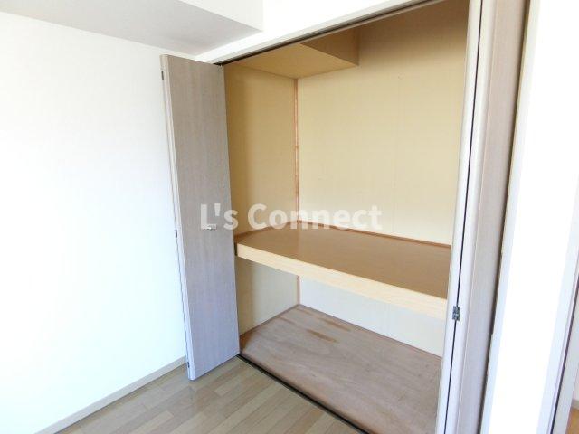 その他設備　洋室にも収納付きです。