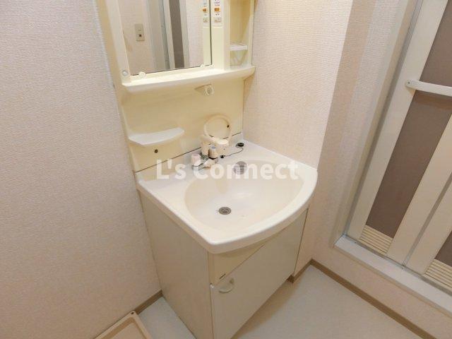 洗面設備　朝の支度もスムーズな独立洗面台。