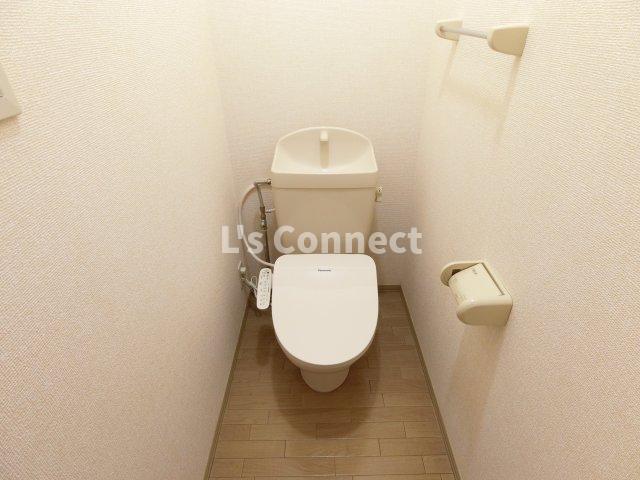 トイレ　温水洗浄便座付きのトイレ。