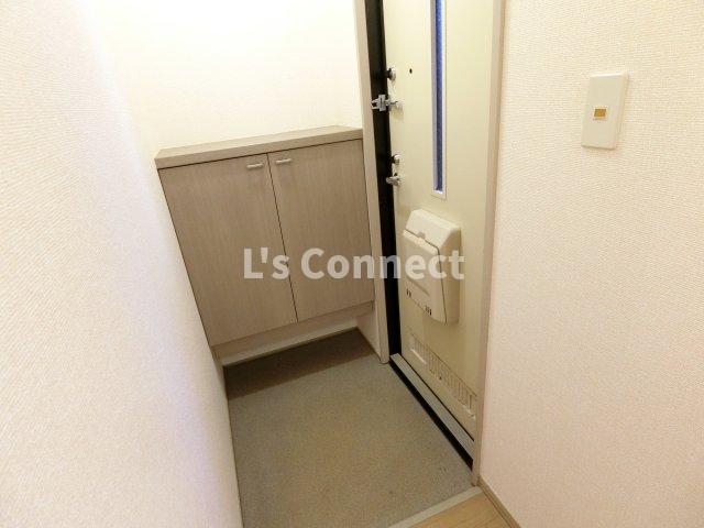 玄関　下駄箱付きで靴も収納できます。