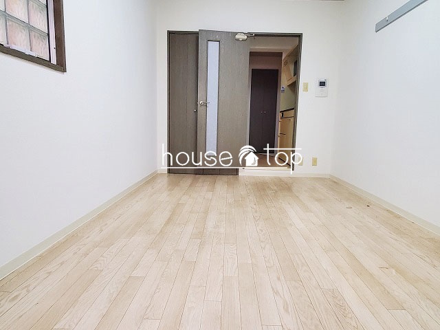 居室・リビング　テーブルやベッドなど設置可能