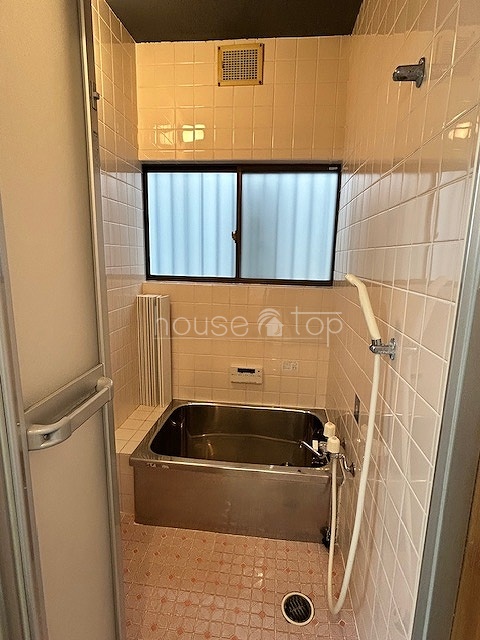 バス・シャワールーム　●追炊き機能式のお風呂です