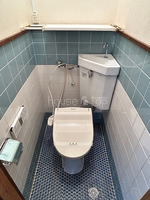 トイレ　●換気扇付きのトイレです