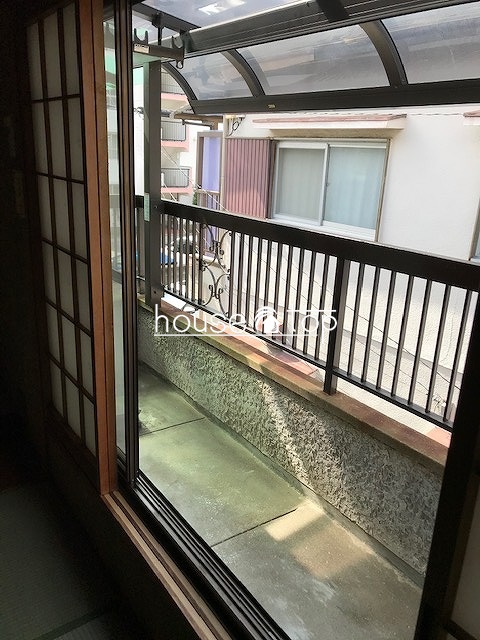 バルコニー　●雨戸がついています