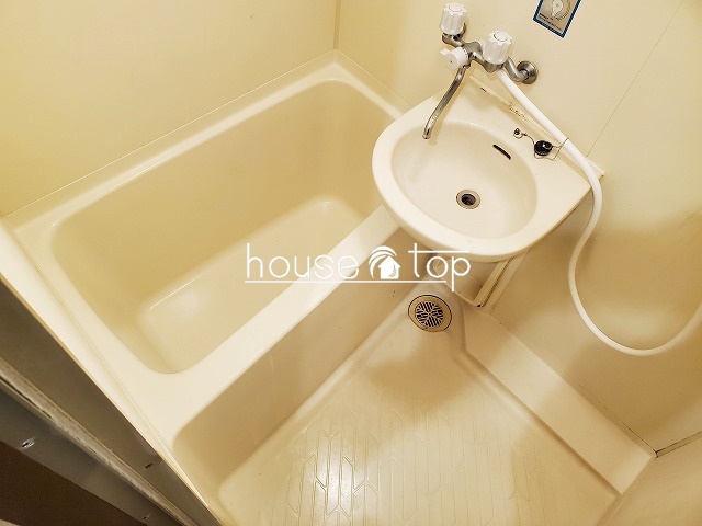 バス・シャワールーム　洗面台付きの浴室