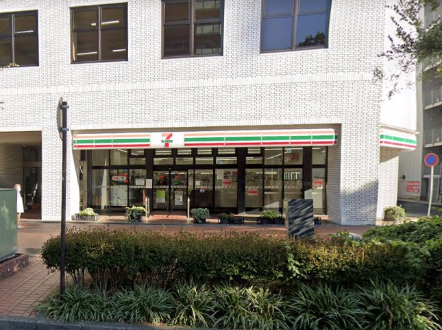 コンビニ　セブンイレブン（コンビニ）まで357m