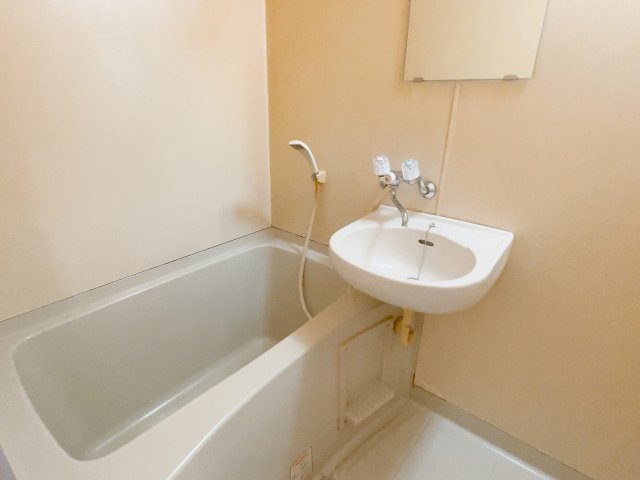 バス・シャワールーム　※別部屋同間取りのお写真となります。参考にご覧くださいませ。