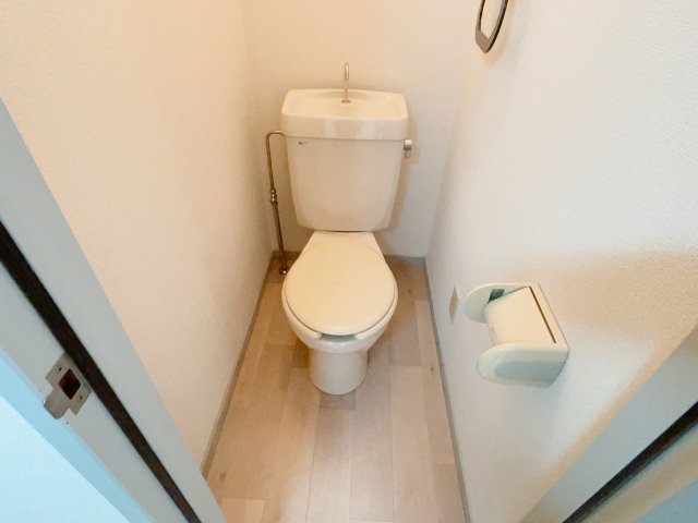 トイレ　※別部屋同間取りのお写真となります。参考にご覧くださいませ。