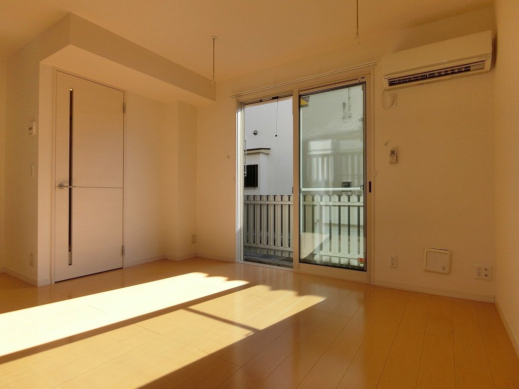 玄関　室内綺麗に仕上がってます。玄関ホールへの扉