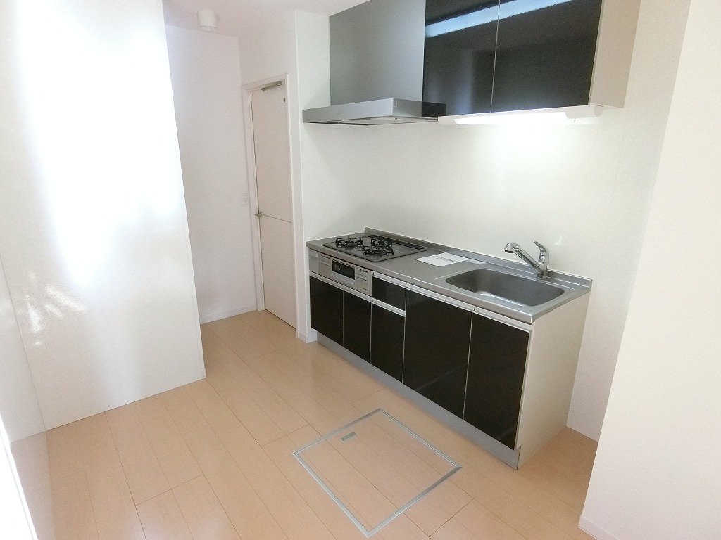 キッチン　ゆとりあるキッチン廻り　冷蔵庫は左側に置けます。