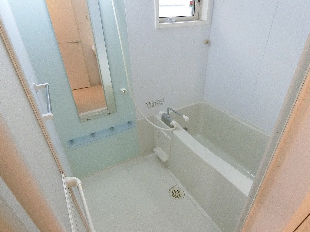 バス・シャワールーム　浴室乾燥機・追焚きバス　換気窓あり