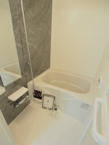 バス・シャワールーム　※写真は反転タイプの別部屋のものです。