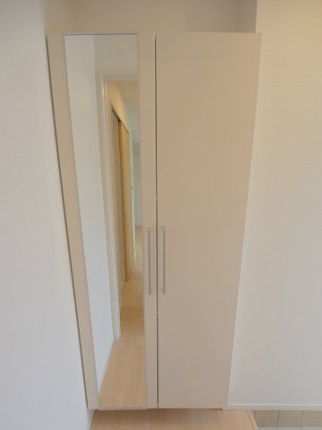 玄関　※写真は反転タイプの別部屋のものです。