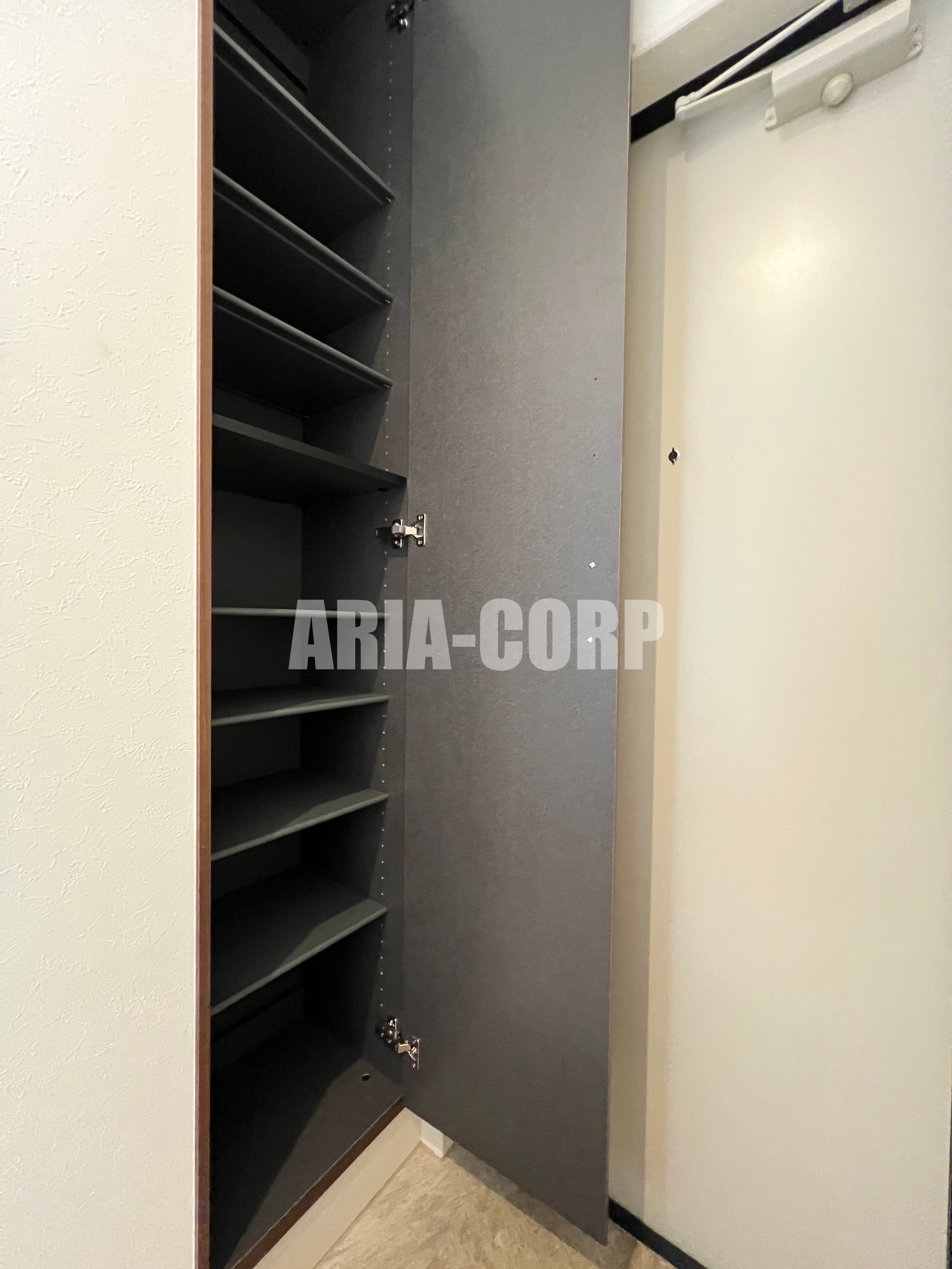 玄関　縦長のスリムなシューズBOX搭載です！