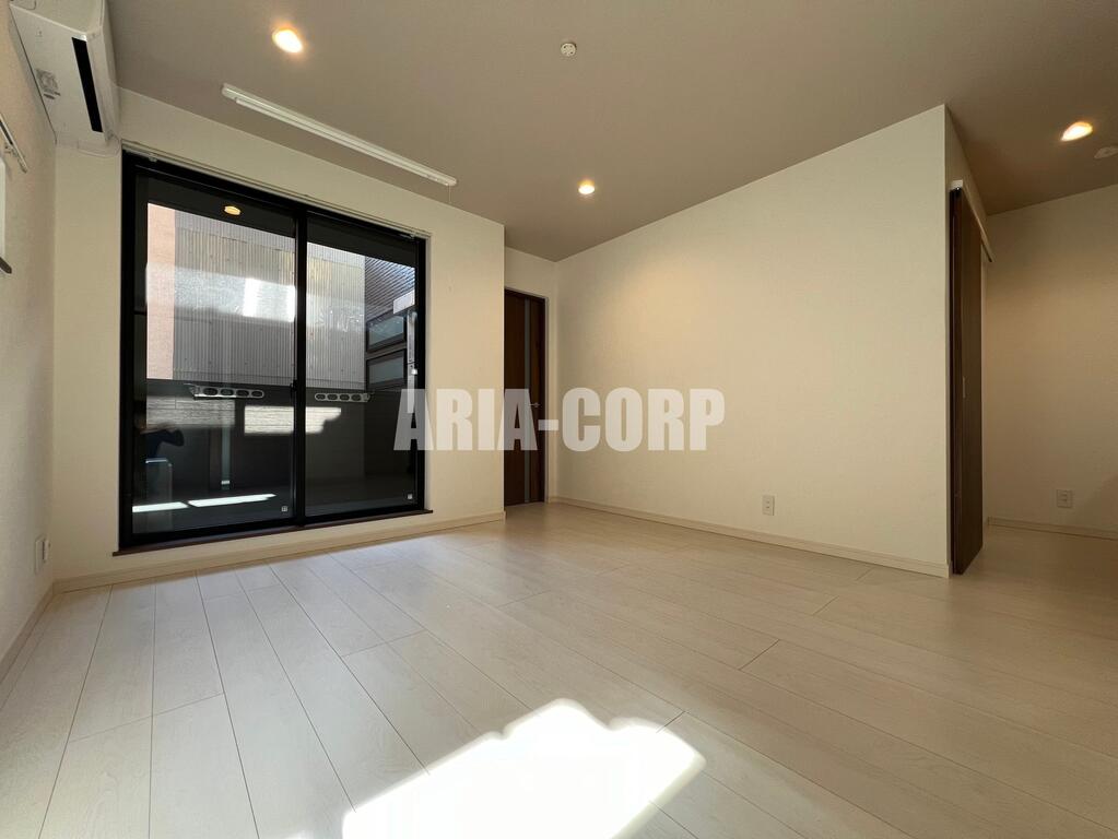 居室・リビング　モノトーン基調で落ち着いたお部屋です。