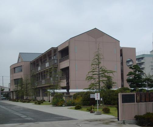 中学校　新居浜市立西中学校（中学校）まで1087m