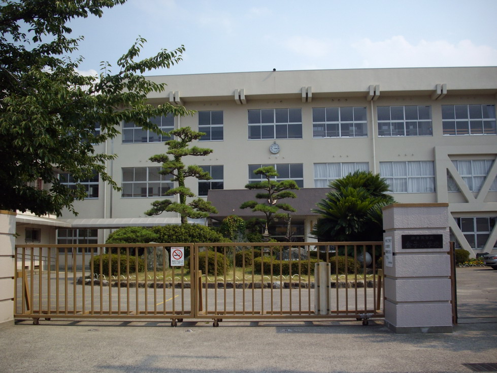 小学校　新居浜市立金子小学校（小学校）まで482m
