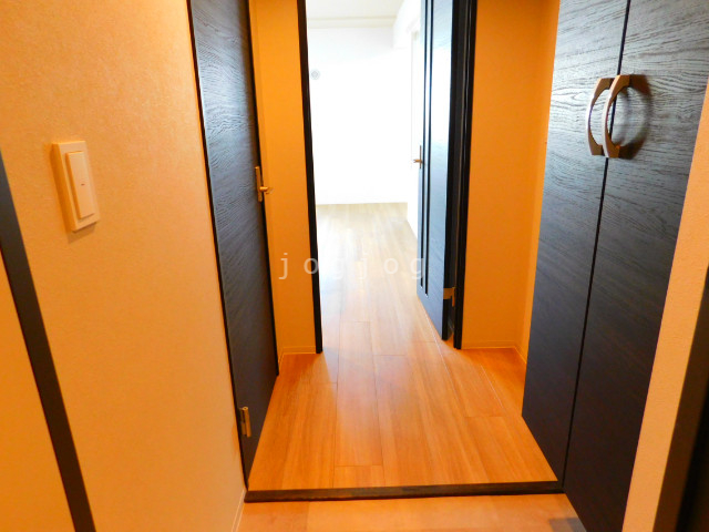 玄関　玄関右手には高さのある下駄箱を完備しています。