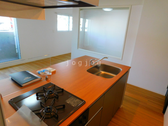 キッチン　お手入れのしやすいシステムキッチンを採用しています。