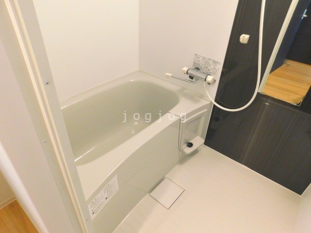 バス・シャワールーム　浴槽部分にはボトルを収納可能なスペースがあります。