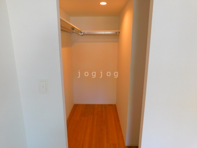 収納　奥行きのあるクローゼット収納です。