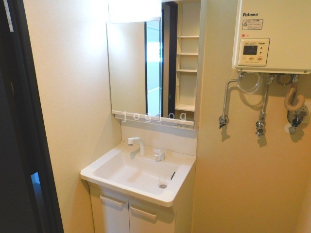 洗面設備　便利なシャンプードレッサーを完備したお部屋です。