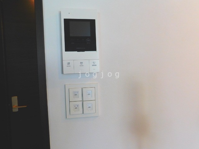 セキュリティ　来訪者の顔を確認できるテレビインターホン付きです。