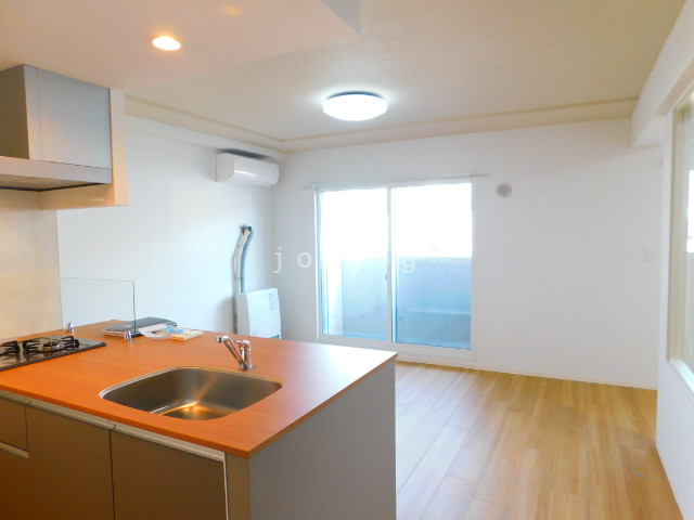 居室・リビング　リビングへの見通しが良い対面式のキッチンを採用しています。