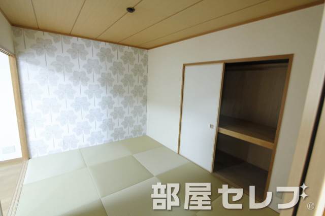 居室・リビング　アクセントクロスが特徴的なお部屋お洒落です。