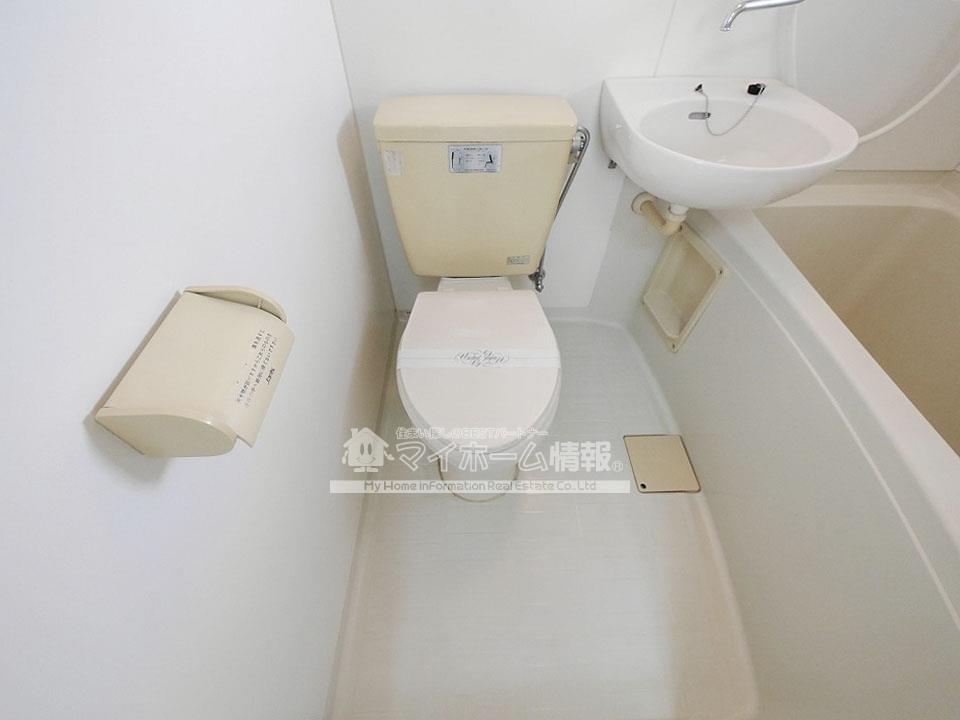 トイレ　内観写真は同タイプ間取りを引用しており、内装が異なる場合がご