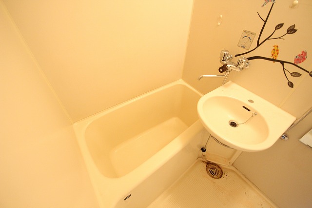 バス・シャワールーム　同物件別号室のものです。