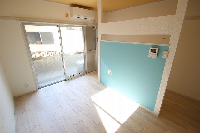 居室・リビング　同物件別号室のものです。