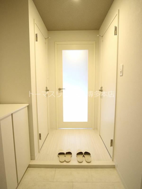 玄関　※別号室の参考写真になります。