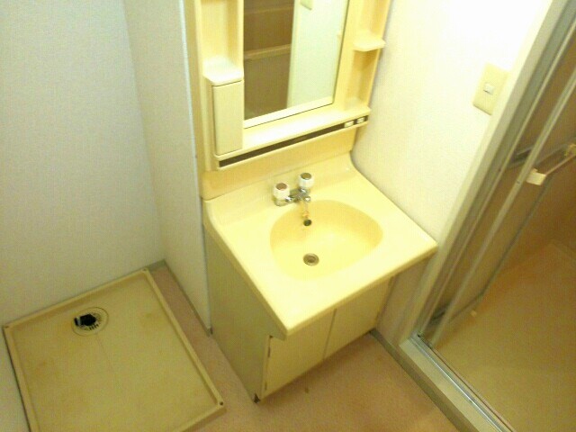 洗面設備　大きい鏡の洗面台で身支度バッチリ!