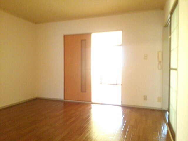 居室・リビング　明るいリビングです。