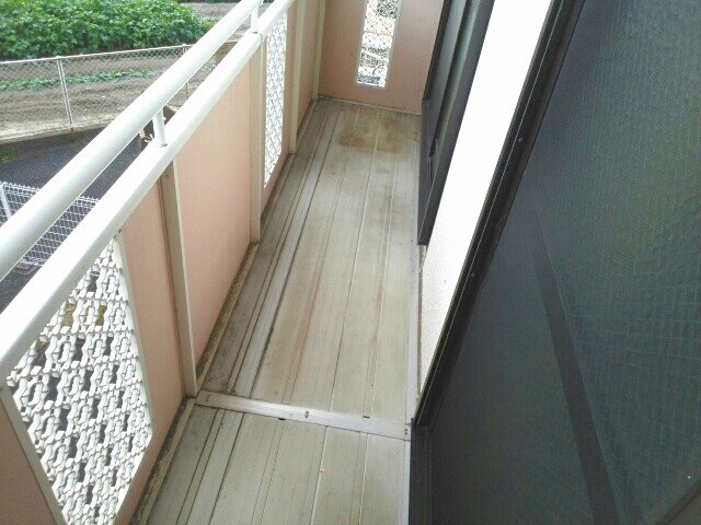 バルコニー　日当たりのいいバルコニーで、お洗濯もすっきり乾きそうですね。