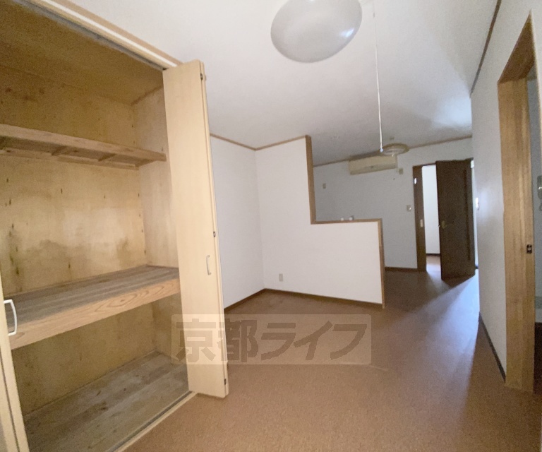 居室・リビング　落ち着いた雰囲気のお部屋です